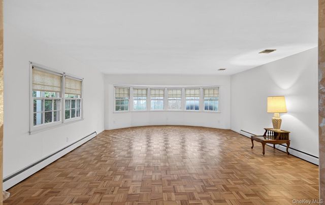 4 Penn Court, Dix Hills, NY 11746