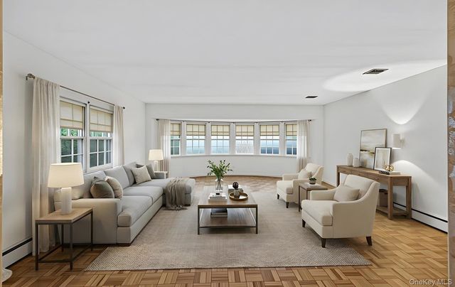 4 Penn Court, Dix Hills, NY 11746