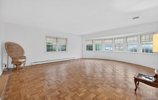 4 Penn Court, Dix Hills, NY 11746