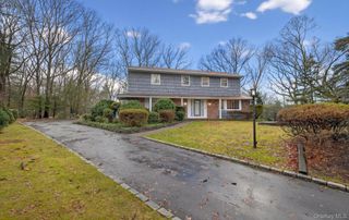 4 Penn Court, Dix Hills, NY 11746