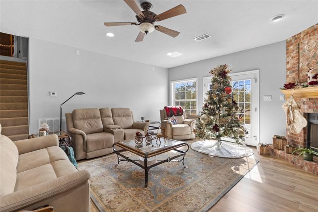 162 Acorn Hill Drive, Huntsville, TX 77320