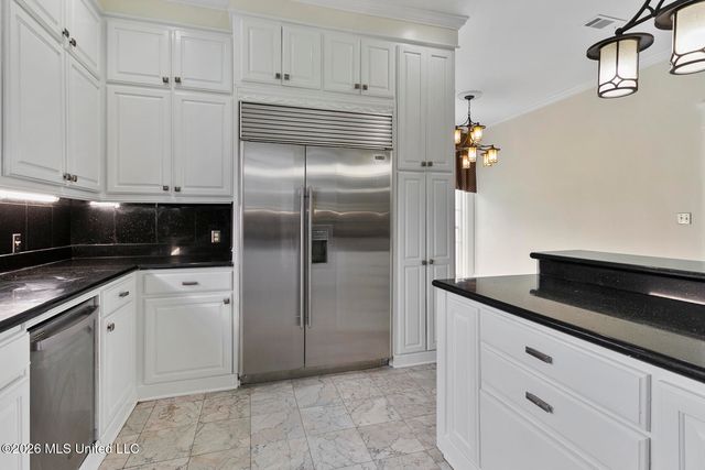 8 12 Oaks Place, Madison, MS 39110