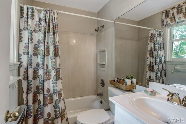 5 Bon Aire Drive, Olivette, MO 63132
