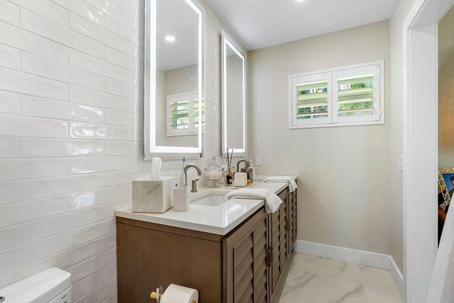 911 SW 27th Terrace, Boynton Beach, FL 33435