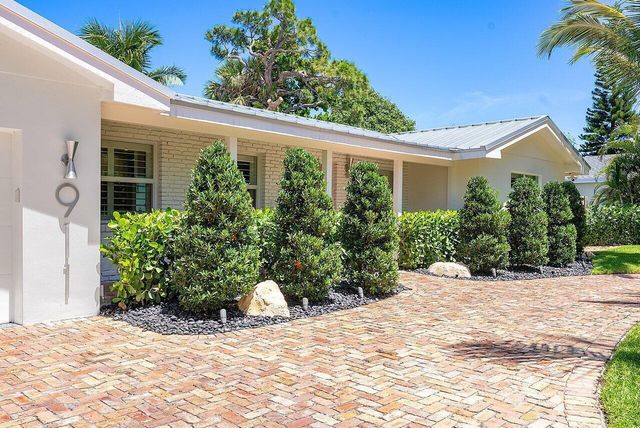 911 SW 27th Terrace, Boynton Beach, FL 33435