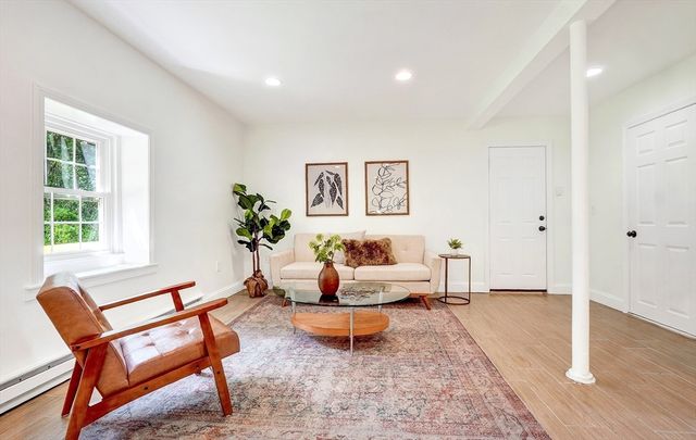 11 Appletree Lane, Bedford, MA 01730
