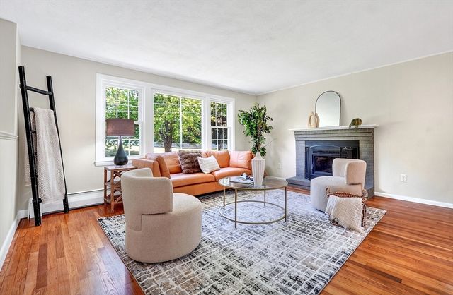 11 Appletree Lane, Bedford, MA 01730