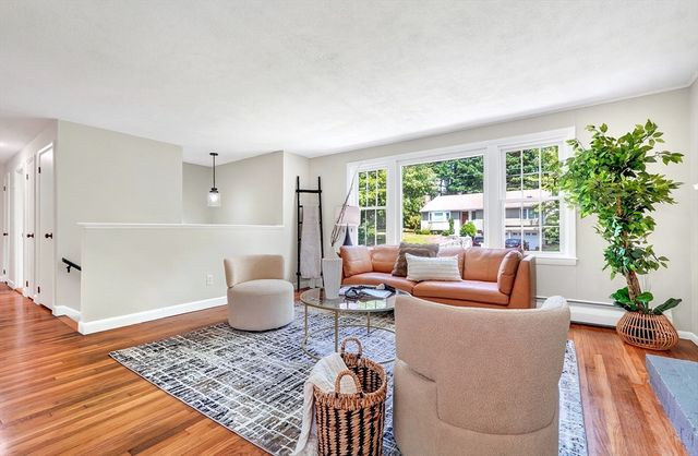 11 Appletree Lane, Bedford, MA 01730