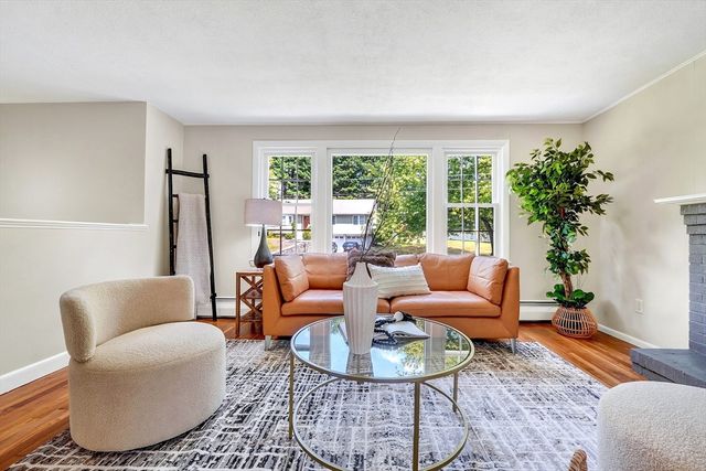 11 Appletree Lane, Bedford, MA 01730