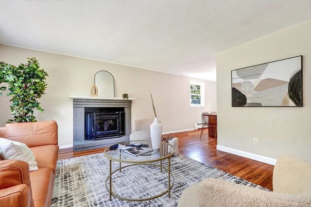 11 Appletree Lane, Bedford, MA 01730