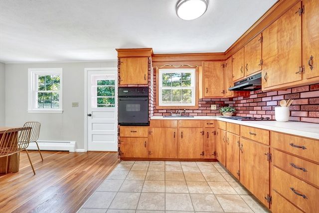 11 Appletree Lane, Bedford, MA 01730