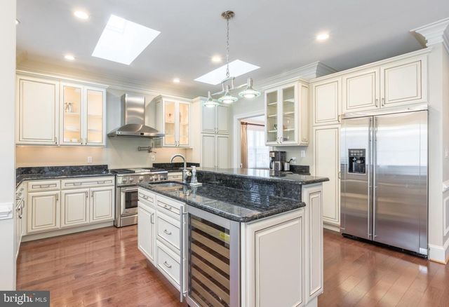 2138 PATRICK HENRY DR, Arlington, VA 22205