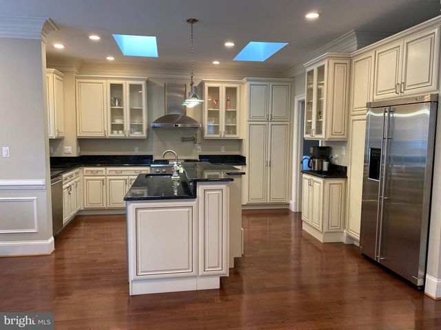 2138 PATRICK HENRY DR, Arlington, VA 22205