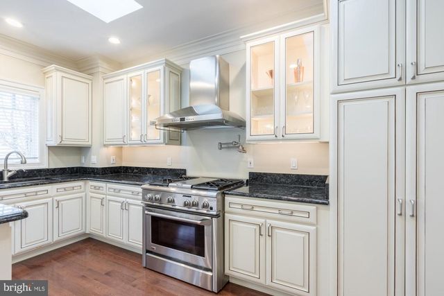 2138 PATRICK HENRY DR, Arlington, VA 22205