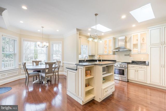 2138 PATRICK HENRY DR, Arlington, VA 22205