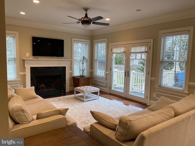 2138 PATRICK HENRY DR, Arlington, VA 22205