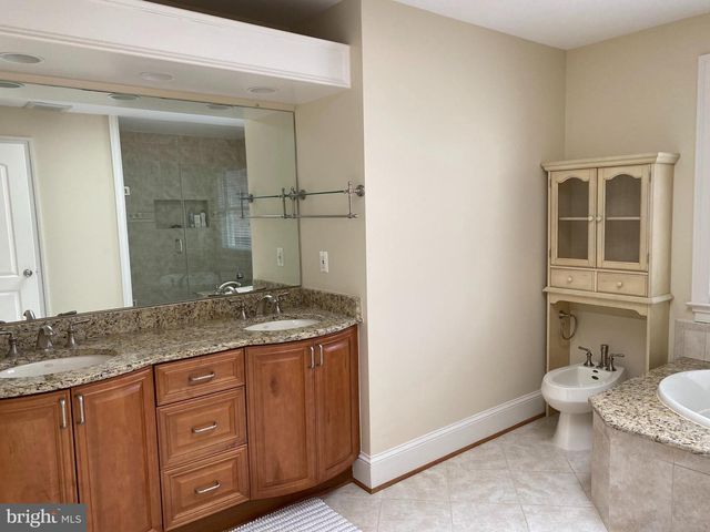 2138 PATRICK HENRY DR, Arlington, VA 22205