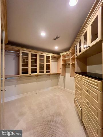 2138 PATRICK HENRY DR, Arlington, VA 22205