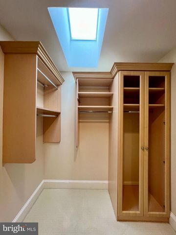 2138 PATRICK HENRY DR, Arlington, VA 22205