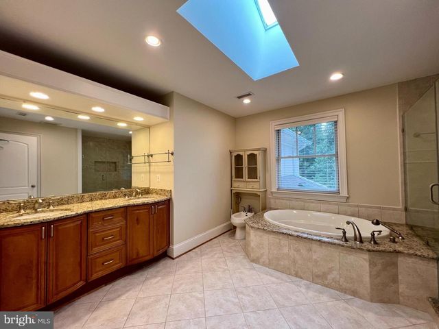 2138 PATRICK HENRY DR, Arlington, VA 22205