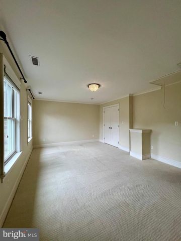 2138 PATRICK HENRY DR, Arlington, VA 22205