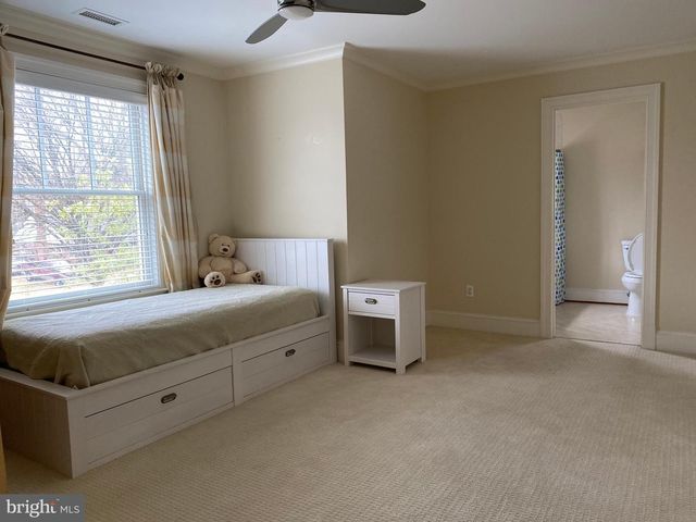 2138 PATRICK HENRY DR, Arlington, VA 22205