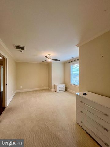 2138 PATRICK HENRY DR, Arlington, VA 22205