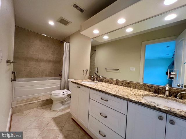 2138 PATRICK HENRY DR, Arlington, VA 22205