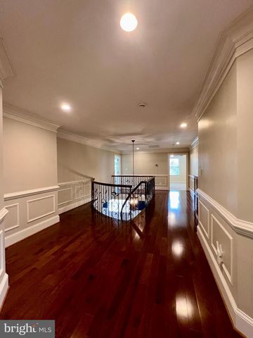 2138 PATRICK HENRY DR, Arlington, VA 22205