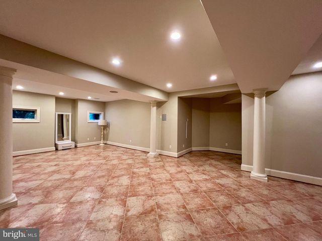 2138 PATRICK HENRY DR, Arlington, VA 22205
