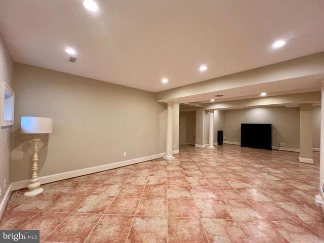 2138 PATRICK HENRY DR, Arlington, VA 22205
