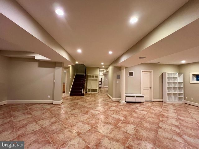 2138 PATRICK HENRY DR, Arlington, VA 22205