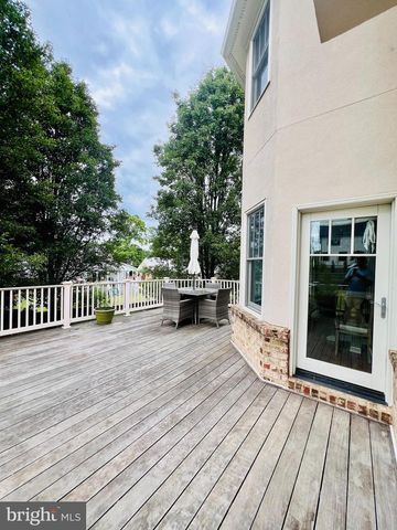 2138 PATRICK HENRY DR, Arlington, VA 22205