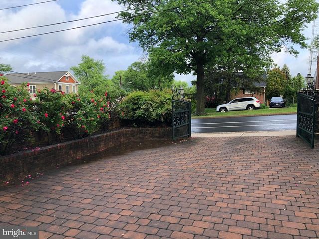 2138 PATRICK HENRY DR, Arlington, VA 22205