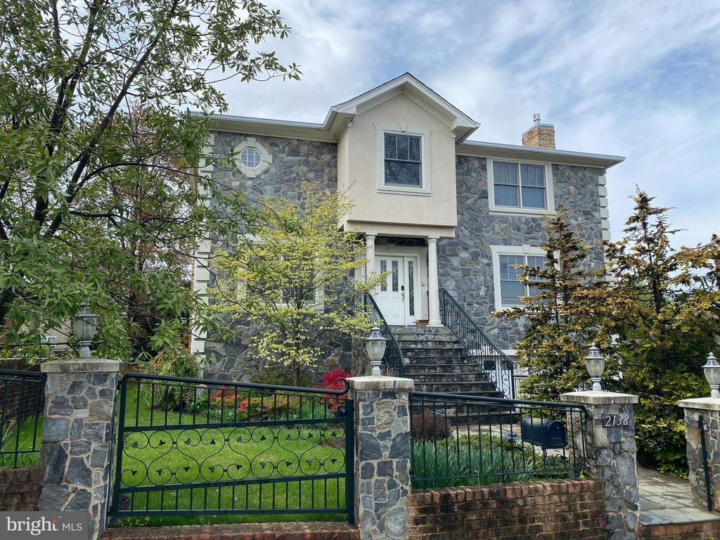 2138 PATRICK HENRY DR, Arlington, VA 22205