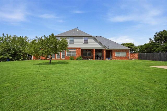 7710 Wyatt Lake Dr, Lawton, OK 73505