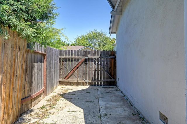 1705 Pluto Way, Sacramento, CA 95864