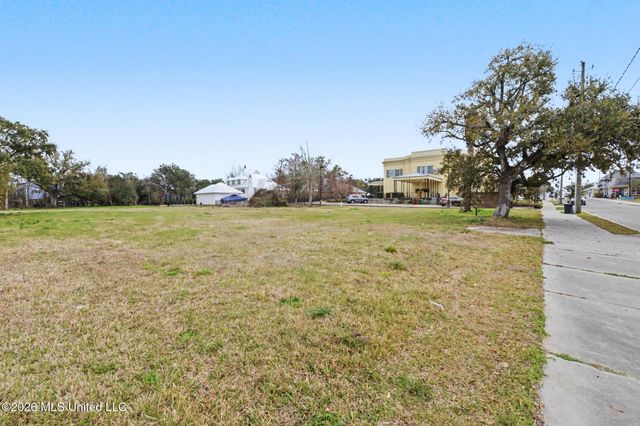 224 Davis Avenue, Pass Christian, MS 39571