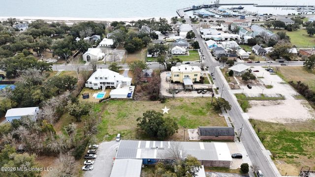 224 Davis Avenue, Pass Christian, MS 39571