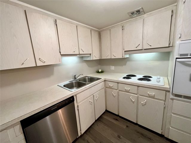2000 WORLD PARKWAY BOULEVARD 7, Clearwater, FL 33763