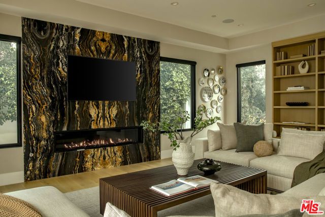 196 S Greenfield Avenue, Los Angeles, CA 90049