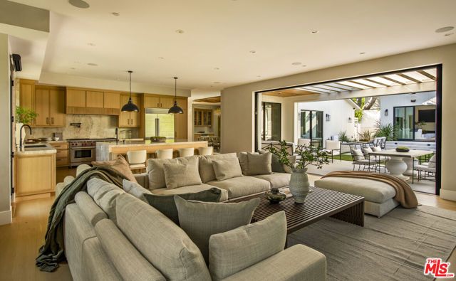 196 S Greenfield Avenue, Los Angeles, CA 90049