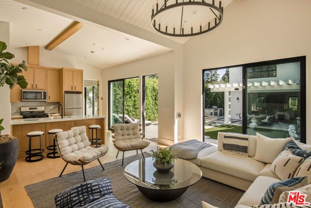 196 S Greenfield Avenue, Los Angeles, CA 90049