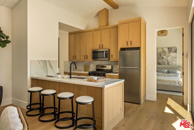 196 S Greenfield Avenue, Los Angeles, CA 90049