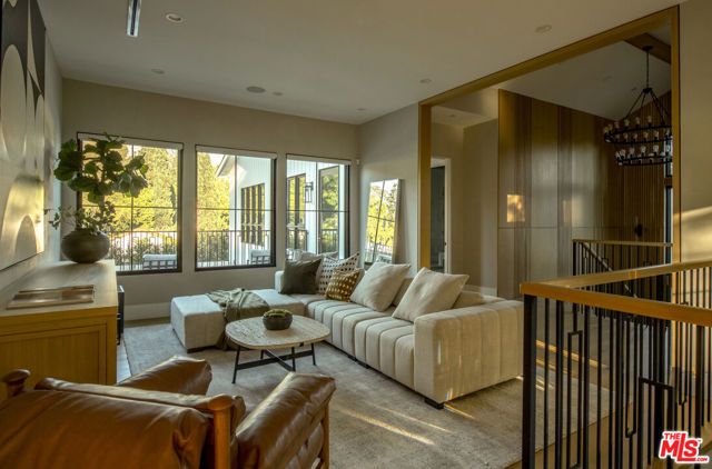 196 S Greenfield Avenue, Los Angeles, CA 90049