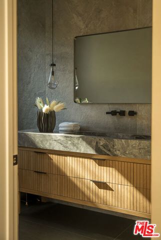 196 S Greenfield Avenue, Los Angeles, CA 90049