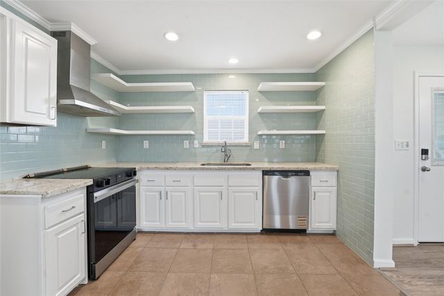 1972 Avenue D, Crystal Beach, TX 77650