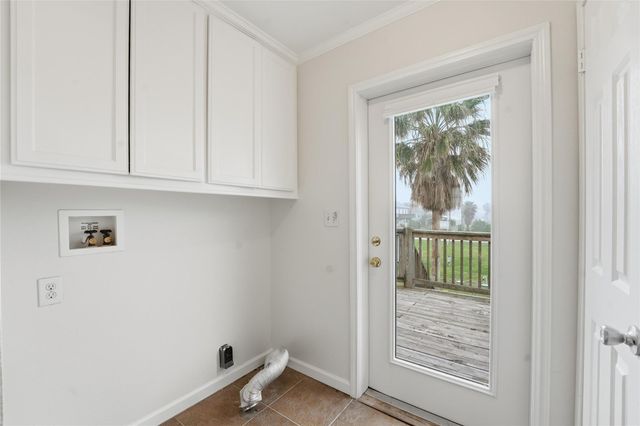 1972 Avenue D, Crystal Beach, TX 77650