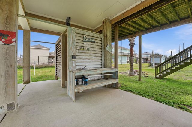 1972 Avenue D, Crystal Beach, TX 77650
