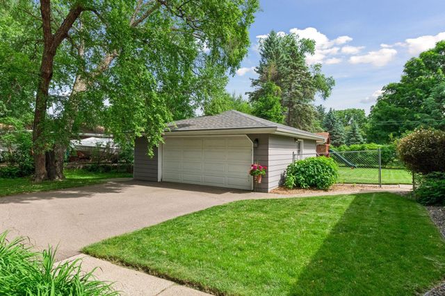 15725 2nd Avenue N, Plymouth, MN 55447